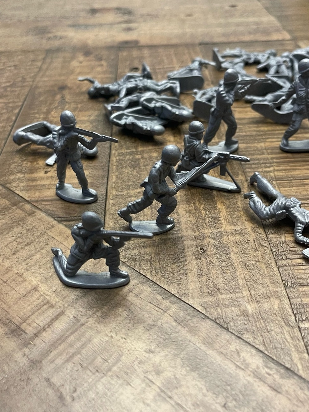 40+ Classic silver plastic army soldier figures in different stances